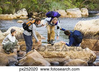 Arquivo de Fotografias - amigos,  hiking, 
 ao ar livre. 
fotosearch - busca 
de fotos, imagens 
e clipart