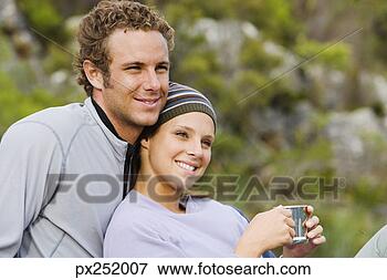 Foto - par,  relaxante, 
 junto,  ao ar 
livre. fotosearch 
- busca de fotos, 
imagens e clipart
