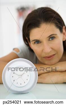 Arquivo de Fotografia - mulher,  alarme, 
 relógio. fotosearch 
- busca de fotos, 
imagens e clipart