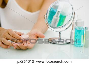 Banco de Imagem - mulher,  cosméticos. 
fotosearch - busca 
de fotos, imagens 
e clipart