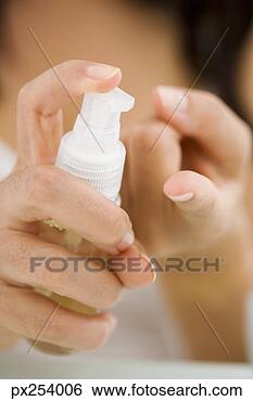 Banco de Imagem - mulher,  garrafa, 
 loção. fotosearch 
- busca de fotos, 
imagens e clipart