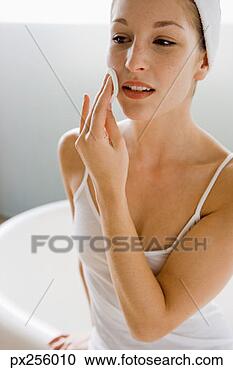 Arquivo de Fotografias - mulher,  limpeza, 
 dela,  rosto, 
 cleansing,  almofada. 
fotosearch - busca 
de fotos, imagens 
e clipart