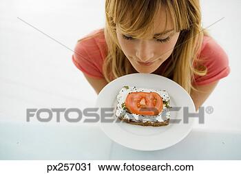Arquivo de Fotografia - mulher,  comer, 
 sanduíche. fotosearch 
- busca de fotos, 
imagens e clipart
