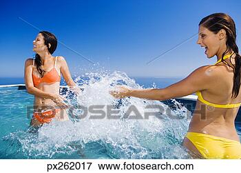 Foto - mulheres,  respingue, 
 piscina. fotosearch 
- busca de fotos, 
imagens e clipart