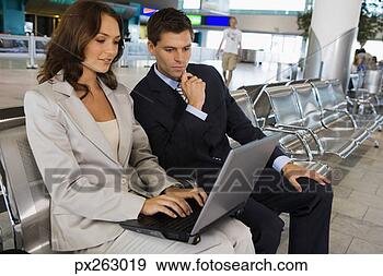 Arquivo Fotográficos - businesspeople, 
 olhar,  laptop, 
 aeroporto,  terminal. 
fotosearch - busca 
de fotos, imagens 
e clipart