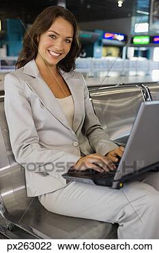 Banco de Imagem - sorrindo,  executiva, 
 usando,  laptop. 
fotosearch - busca 
de fotos, imagens 
e clipart
