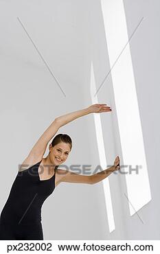 Banco de Imagem - mulher,  esticar, 
 sorrindo. fotosearch 
- busca de fotos, 
imagens e clipart