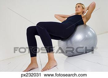 Arquivo de Fotografia - mulher,  reclinar, 
 exercício,  bola. 
fotosearch - busca 
de fotos, imagens 
e clipart