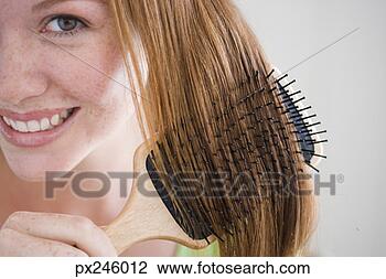 Banco de Imagem - sorrindo,  mulher, 
 combing,  dela, 
 cabelo. fotosearch 
- busca de fotos, 
imagens e clipart