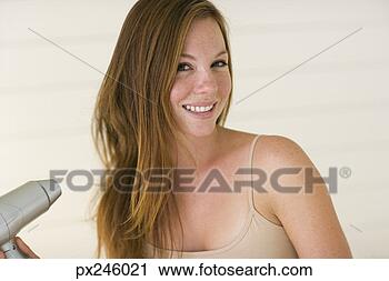 Arquivo de Fotografia - sorrindo,  mulher, 
 secar,  dela, 
 cabelo. fotosearch 
- busca de fotos, 
imagens e clipart