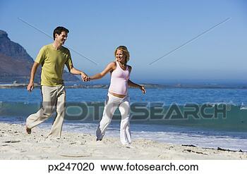 Arquivo de Fotografias - grávida,  par, 
 andar,  praia. 
fotosearch - busca 
de fotos, imagens 
e clipart