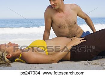 Banco de Imagem - grávida,  par, 
 praia. fotosearch 
- busca de fotos, 
imagens e clipart