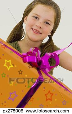 Banco de Imagem - menina,  presente. 
fotosearch - busca 
de fotos, imagens 
e clipart