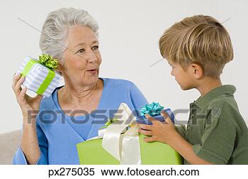 Banco de Imagem - mulher,  criança, 
 presentes. fotosearch 
- busca de fotos, 
imagens e clipart