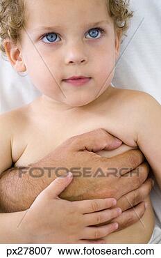 Foto - pai,  segurando, 
 toddler,  menino. 
fotosearch - busca 
de fotos, imagens 
e clipart