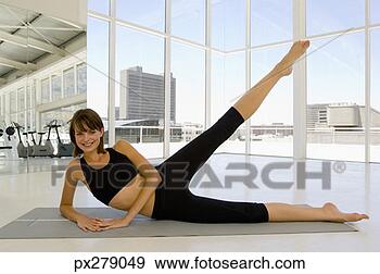 Arquivo Fotográficos - mulher,  esticar, 
 exercício,  tapete. 
fotosearch - busca 
de fotos, imagens 
e clipart