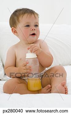 Arquivo de Fotografias - bebê,  cama,  
garrafa. fotosearch 
- busca de fotos, 
imagens e clipart