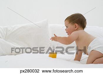 Banco de Imagem - bebê,  rastejar, 
 cama. fotosearch 
- busca de fotos, 
imagens e clipart