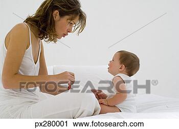 Arquivo de Fotografia - mãe,  bebê. fotosearch 
- busca de fotos, 
imagens e clipart