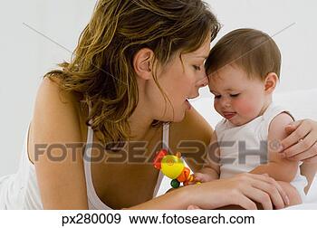 Arquivo Fotográficos - mãe,  bebê. fotosearch 
- busca de fotos, 
imagens e clipart
