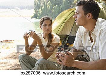 Banco de Imagem - par,  acampamento. 
fotosearch - busca 
de fotos, imagens 
e clipart