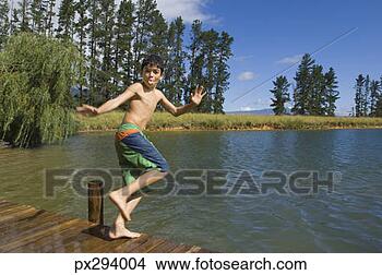 Banco de Imagem - menino,  pular, 
 lago. fotosearch 
- busca de fotos, 
imagens e clipart