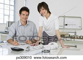 Arquivo de Fotografias - sorrindo,  arquitetos, 
 escritório. fotosearch 
- busca de fotos, 
imagens e clipart
