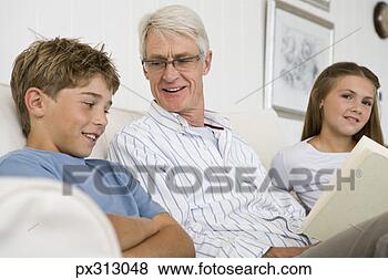 Banco de Imagem - avô,  grandchildren, 
 leitura,  junto. 
fotosearch - busca 
de fotos, imagens 
e clipart