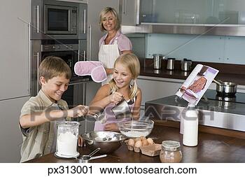 Arquivo de Fotografia - vó,  grandchildren, 
 cozinhar,  cozinha. 
fotosearch - busca 
de fotos, imagens 
e clipart