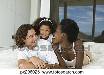 Banco de Imagem - família,  lounging, 
 lar. fotosearch 
- busca de fotos, 
imagens e clipart