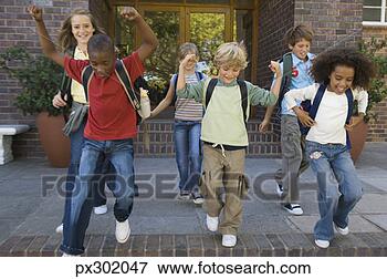Foto - estudantes,  alegrando, 
 frente,  escola. 
fotosearch - busca 
de fotos, imagens 
e clipart