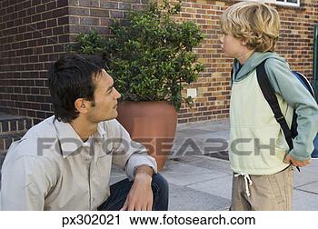 Arquivo de Fotografia - pai,  falando, 
 escola. fotosearch 
- busca de fotos, 
imagens e clipart