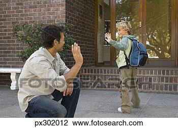 Banco de Imagem - pai,  waving, 
 estudante,  escola. 
fotosearch - busca 
de fotos, imagens 
e clipart