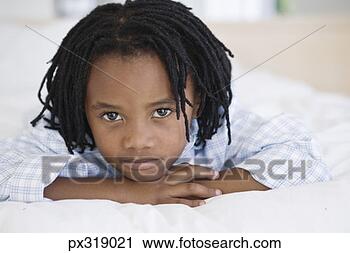 Arquivo de Fotografia - menino,  mentindo, 
 baixo,  cama. 
fotosearch - busca 
de fotos, imagens 
e clipart