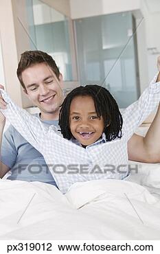 Banco de Imagem - pai,  sentando, 
 cama. fotosearch 
- busca de fotos, 
imagens e clipart