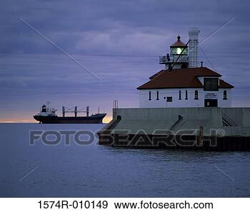 Stock Photograph - duluth south breakwater 
outer light duluth 
minnesota usa. 
fotosearch - search 
stock photos, 
pictures, images, 
and photo clipart