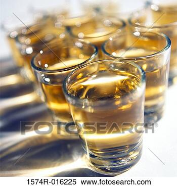 25. Gönülçelen -Inima furata  - Heart Stealer - General Discussions - Comentarii - Pagina 2 Close-up-whisky-glasses_~1574R-016225