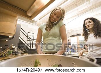 Foto - jovem,   mulher, 
  falando,   cordless, 
  telefone,   
outro,   jovem. 
fotosearch - busca 
de fotos, imagens 
e clipart