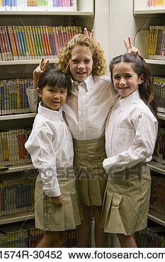 Banco de Imagem - retrato,   schoolgirls, 
  mostrando,  
 vitória,   sinal, 
  cada. fotosearch 
- busca de fotos, 
imagens e clipart