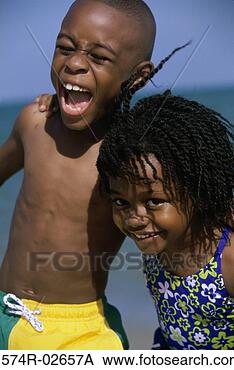 Banco de Imagem - retrato, menino,  menina, tocando,  praia. fotosearch  - busca de fotos,  imagens e clipart