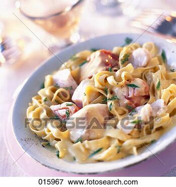 Foto - salmão,  tagliatelle, 
 limão,  molho. 
fotosearch - busca 
de fotos, imagens 
e clipart