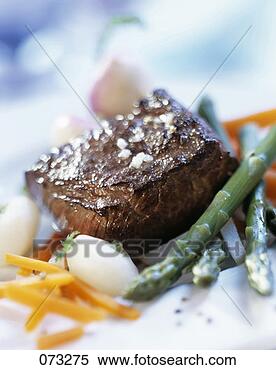 Banco de Imagem - bife,  legumes. 
fotosearch - busca 
de fotos, imagens 
e clipart