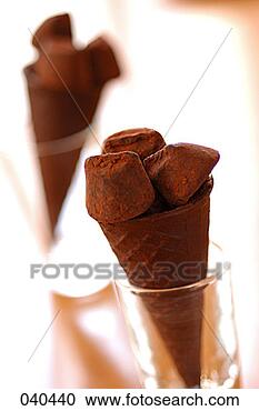 Arquivo de Fotografias - chocolate,  cornets, 
 trufas. fotosearch 
- busca de fotos, 
imagens e clipart