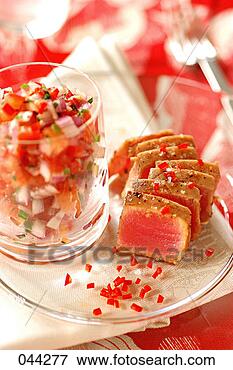 Foto - semi-cooked,  
atum,  tomate, 
 tartare,  ervas, 
 pimenta. fotosearch 
- busca de fotos, 
imagens e clipart