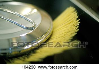 Arquivo de Fotografias - cozinhar,  espaguete. 
fotosearch - busca 
de fotos, imagens 
e clipart