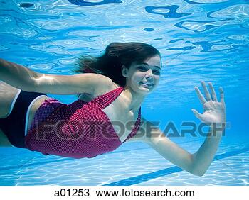 girl-swimming-underwater_~a01253.jpg