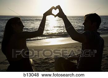 Banco de Imagem - par, praia, fazer,  coração, símbolo,  seu, mãos. fotosearch  - busca de fotos,  imagens e clipart