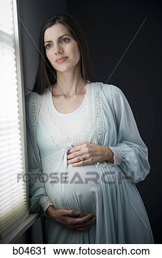 Arquivos de Fotografia - mulher grávida, em, camisola, ao lado, janela. Fotosearch - Busca de Fotos, Imagens, Impressões e Clip Art