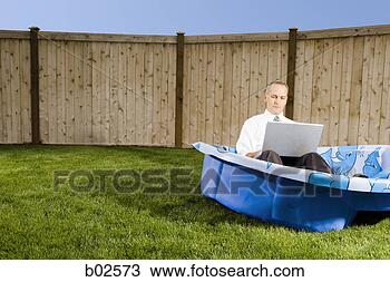 Hazır Fotoğraf - ortadaki,  ergin, 
 adam,  iş,  laptop, 
 kuluçka süresi, 
 wading,  pot. 
fotosearch - foto, 
resim, görüntü 
ve foto klipart 
ara