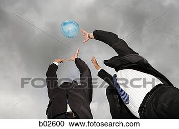 Hazır Fotoğraflar - ucuz,  açi,  yayinlama, 
 iki,  işadamları, 
 oynama,  top. 
fotosearch - foto, 
resim, görüntü 
ve foto klipart 
ara